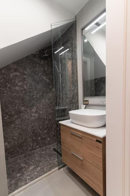 μεζονέτα με θέα στο πάρκο σταύρος νιάρχος One Apartment Athens